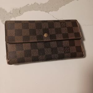 Authentic    Louis Vuitton Damier Sarah Longwallet